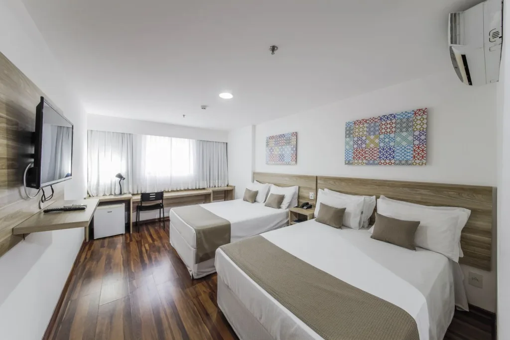 QUARTO SUPERIOR COM DUAS CAMAS DE CASAL