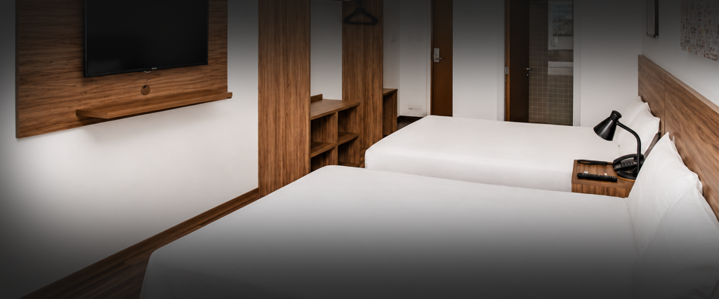 QUARTO SUPERIOR COM DUAS CAMAS DE CASAL